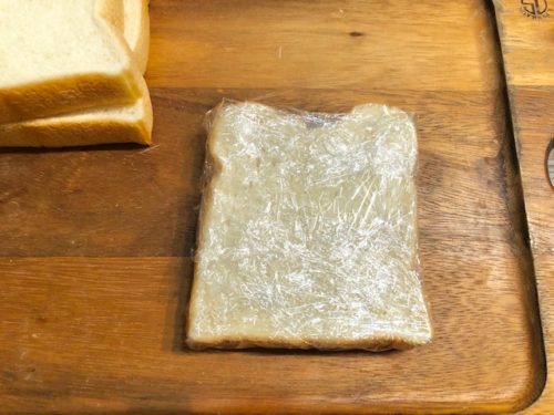 食パンをラップで包む