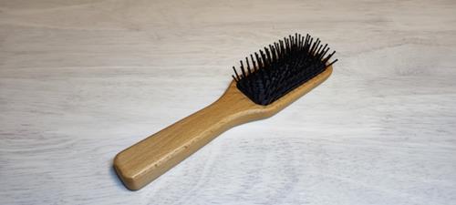 木製のヘアブラシの洗い方