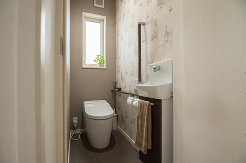 尿汚れや黒カビのあるトイレの壁掃除