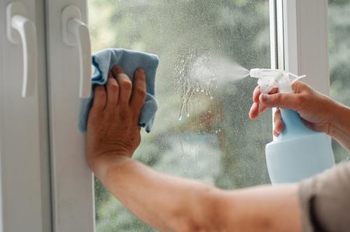 窓のカビ掃除の注意点